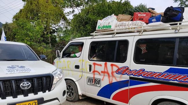 Vehículos pintados con insignias de las Farc