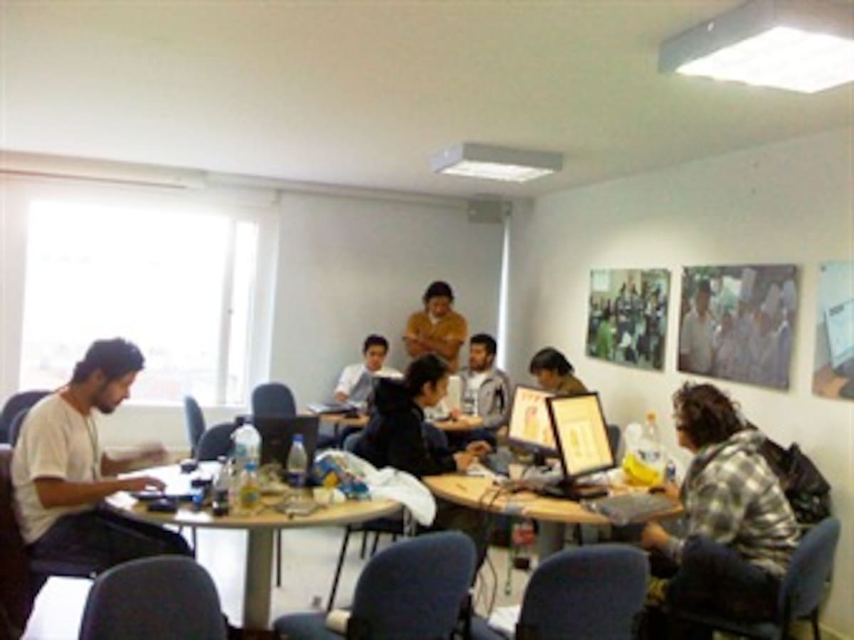 Jóvenes colombianos contra el reloj para crear videojuegos