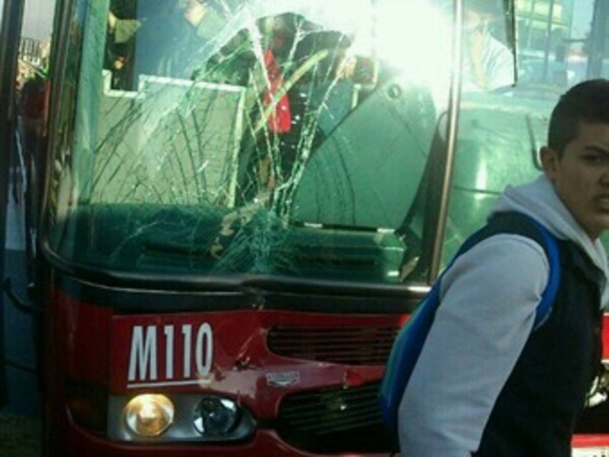 Accidente de dos buses de Transmilenio deja 13 heridos