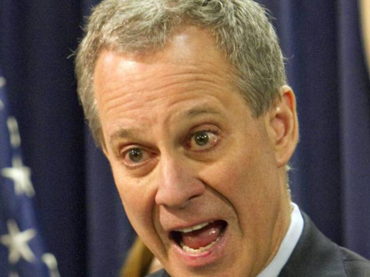 Renunció fiscal general de Nueva York señalado de agredir a mujeres