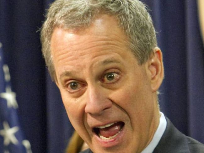 Renunció fiscal general de Nueva York señalado de agredir a mujeres