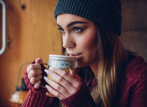 Escoger bebidas calientes frente a las frías para beber.