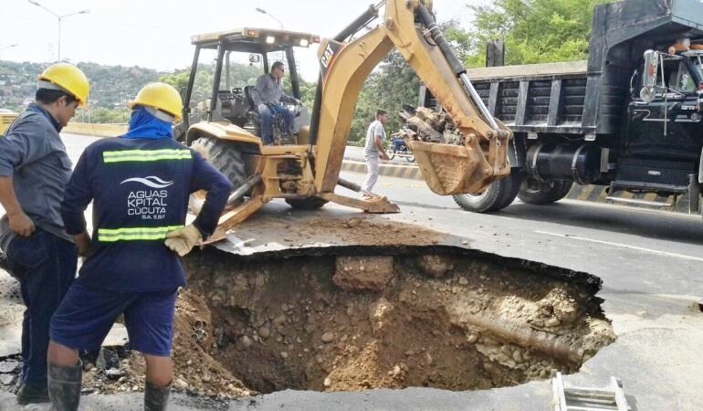 Falla en el acueducto y el pavimento en la avenida Diagonal Santander