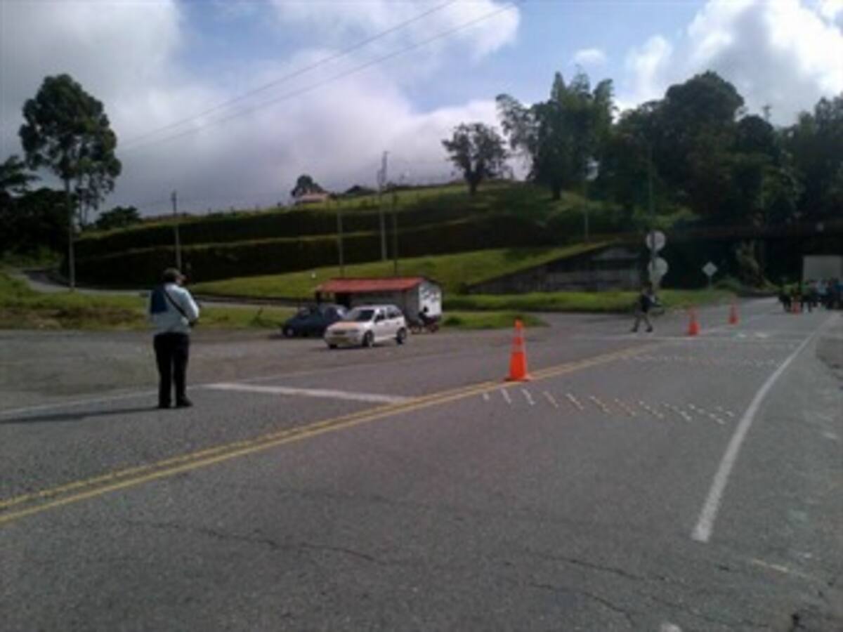 Policía recupera vías ocupadas por campesinos en el norte del Cauca