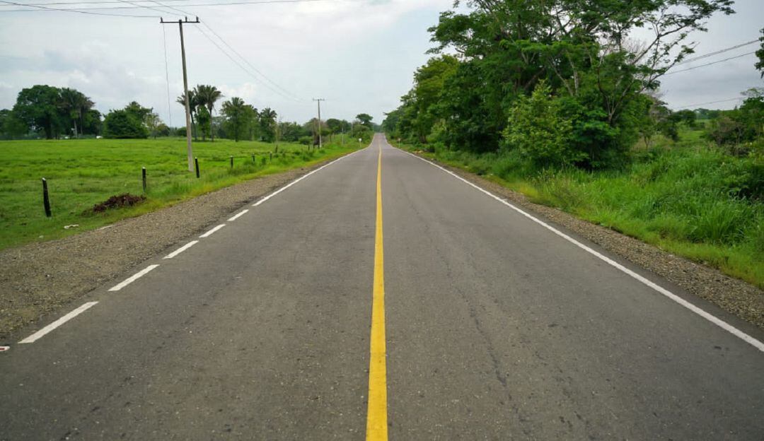 Los trabajos se ejecutaron con concreto asfáltico incluyendo la construcción de un puente en estructura metálica sobre el arroyo Pitica.