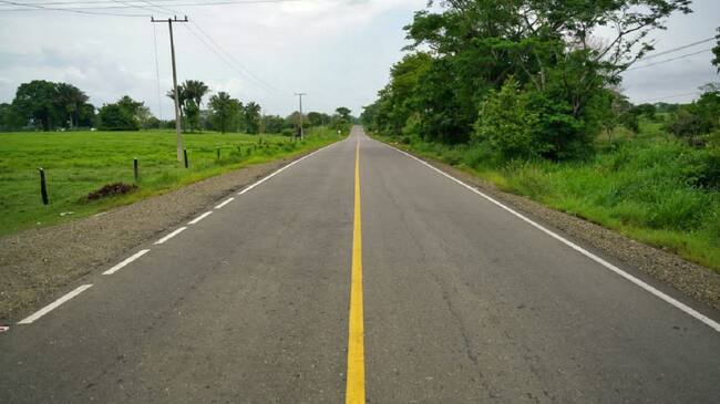Los trabajos se ejecutaron con concreto asfáltico incluyendo la construcción de un puente en estructura metálica sobre el arroyo Pitica.