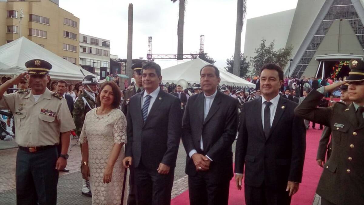 Autoridades políticas y militares haciendo homenaje el Quindío, 50 años