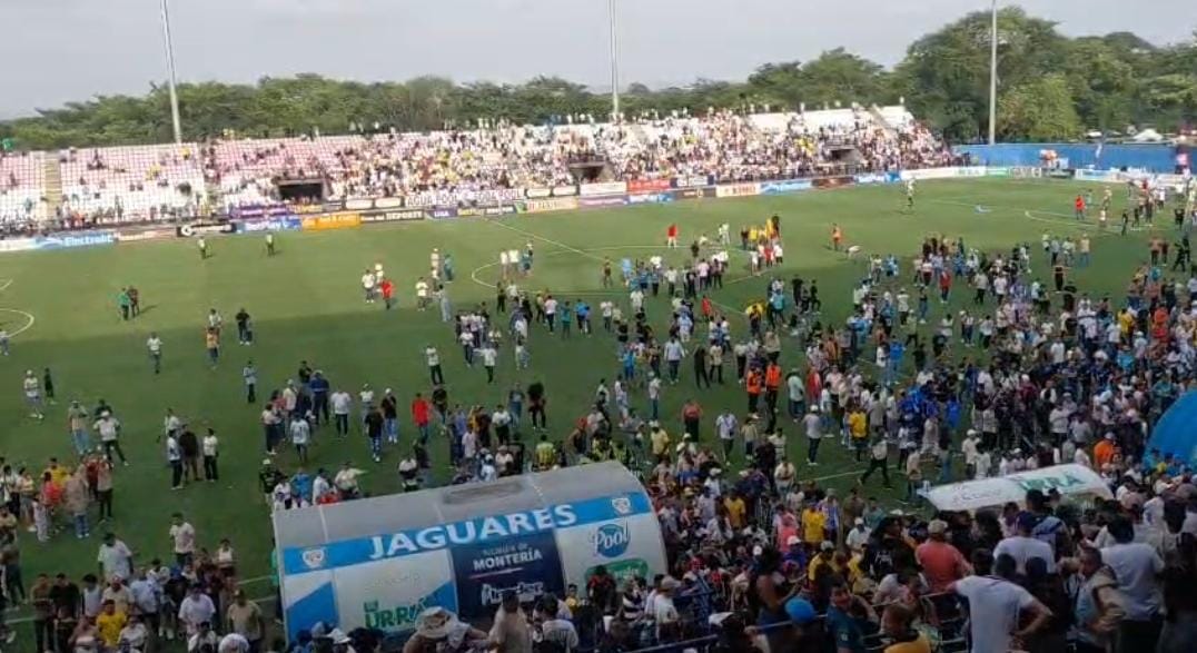 Cerca de 20 personas heridas dejó violento enfrentamiento entre barras del Nacional en Montería. Foto: captura de video.