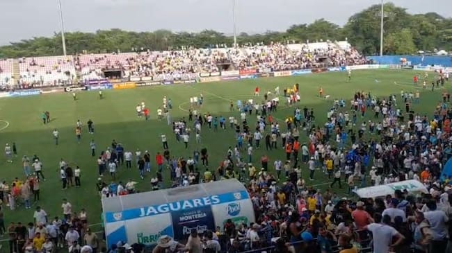 Cerca de 20 personas heridas dejó violento enfrentamiento entre barras del Nacional en Montería. Foto: captura de video.