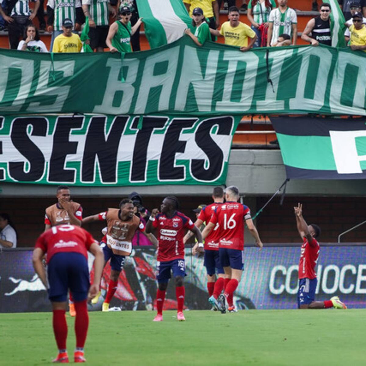 Nacional pasa una vergüenza histórica en la cancha y en la tribuna: goleado por el DIM