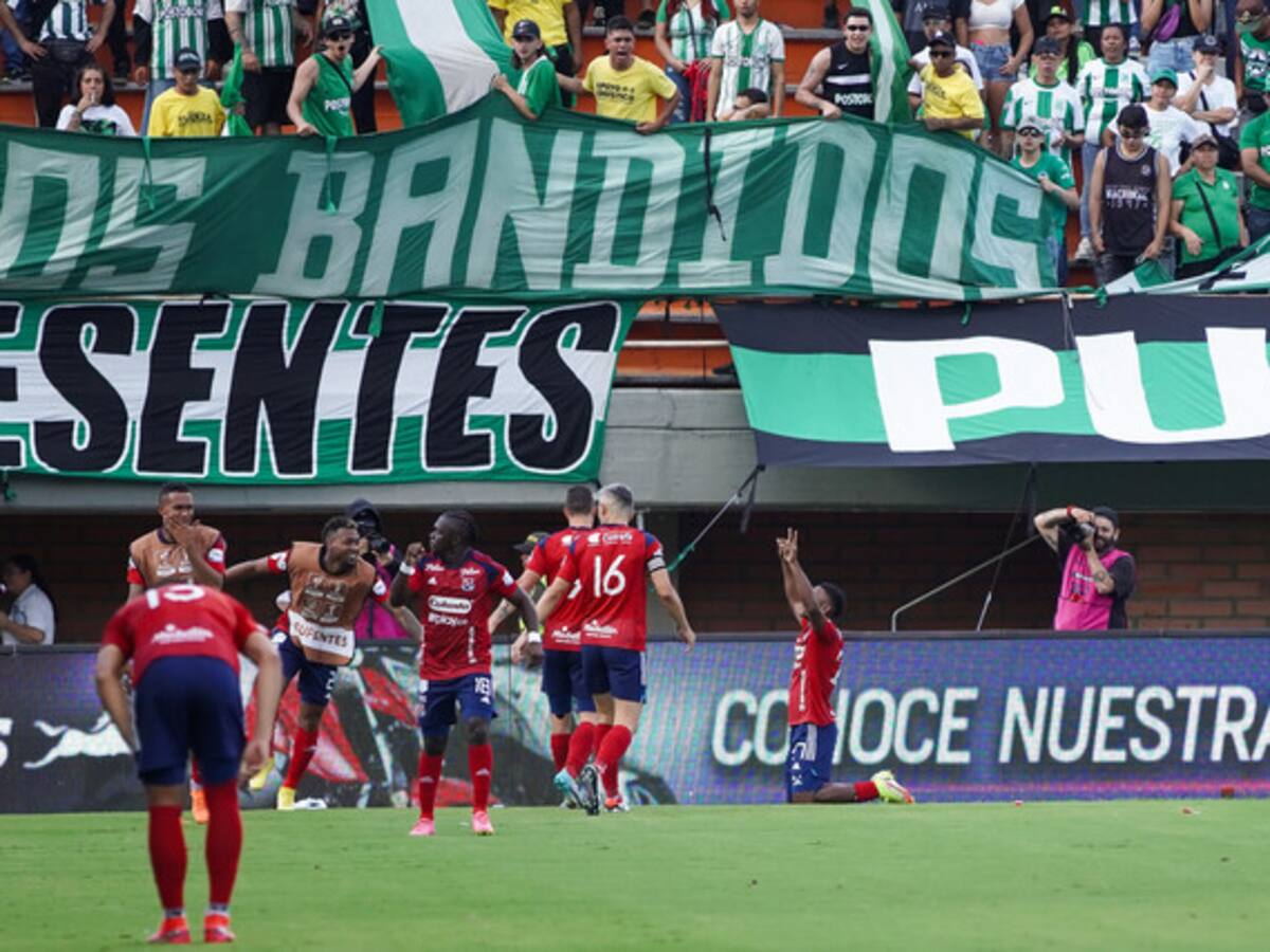 Nacional pasa una vergüenza histórica en la cancha y en la tribuna: goleado por el DIM