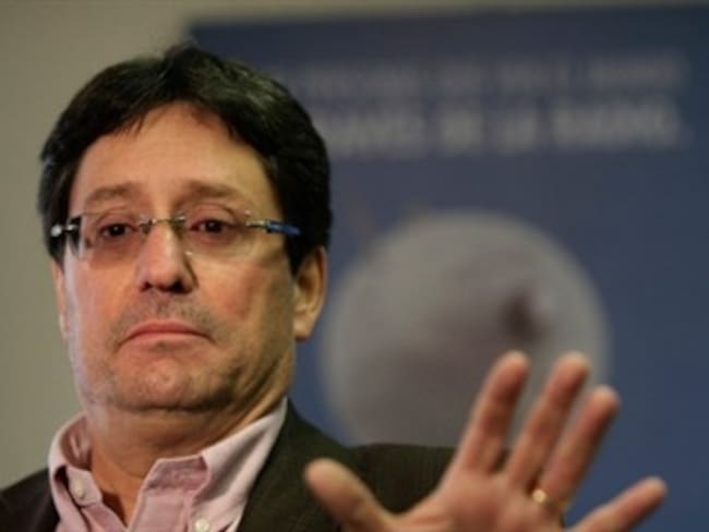 A Martín Santos, que no se meta en peleas de los mayores: Francisco Santos