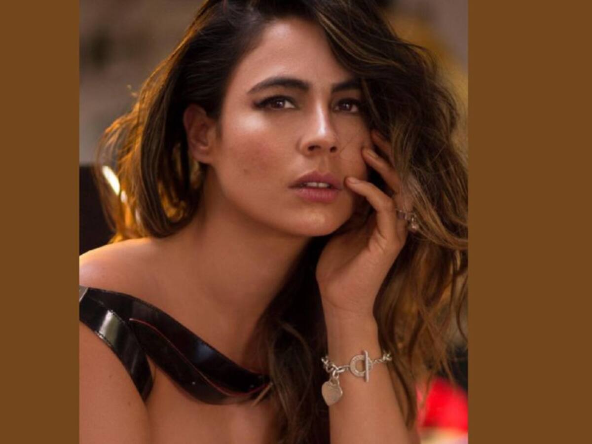 Carla Giraldo se toma una foto de su pecho y lo imprime en una camiseta