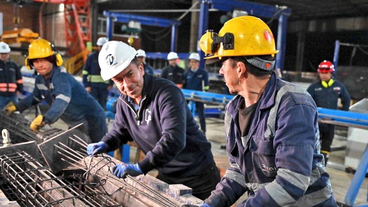 Ponen en marcha la línea de producción de traviesas para el RegioTram de Occidente