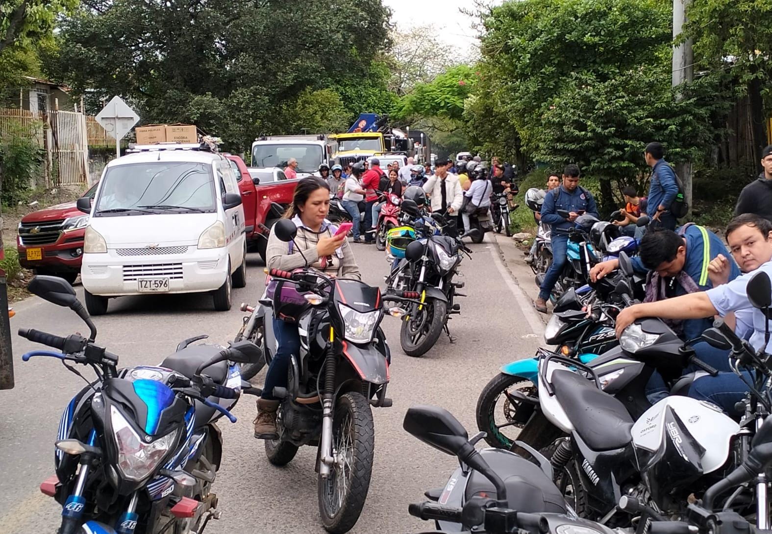 . El cierre, que comenzó en las primeras horas de hoy. Foto Caracol Radio Neiva.