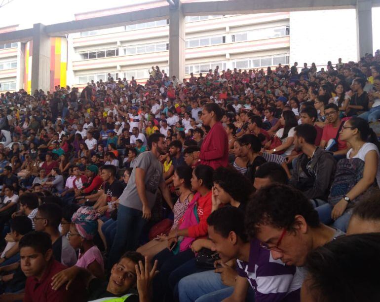 Estudiantes y profesores durante la Asamblea