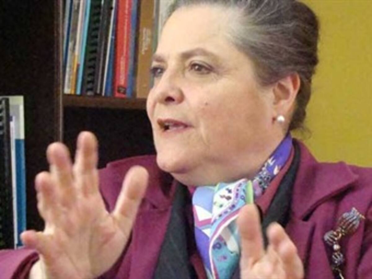 Clara López suspende campaña presidencial por enfermedad