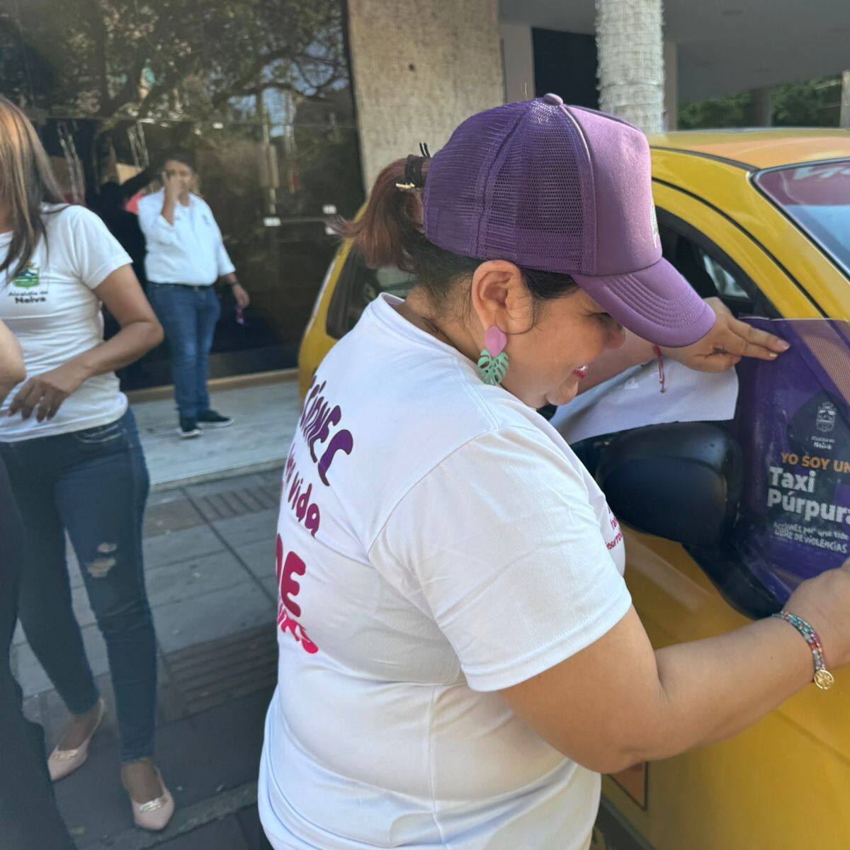 Más de 30 miembros del gremio de taxistas en Neiva se visten de Púrpura Seguro