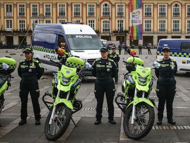 Mujeres policías de Colombia y vehículos de la Policía Nacional de Colombia / Foto vía COLPRENSA