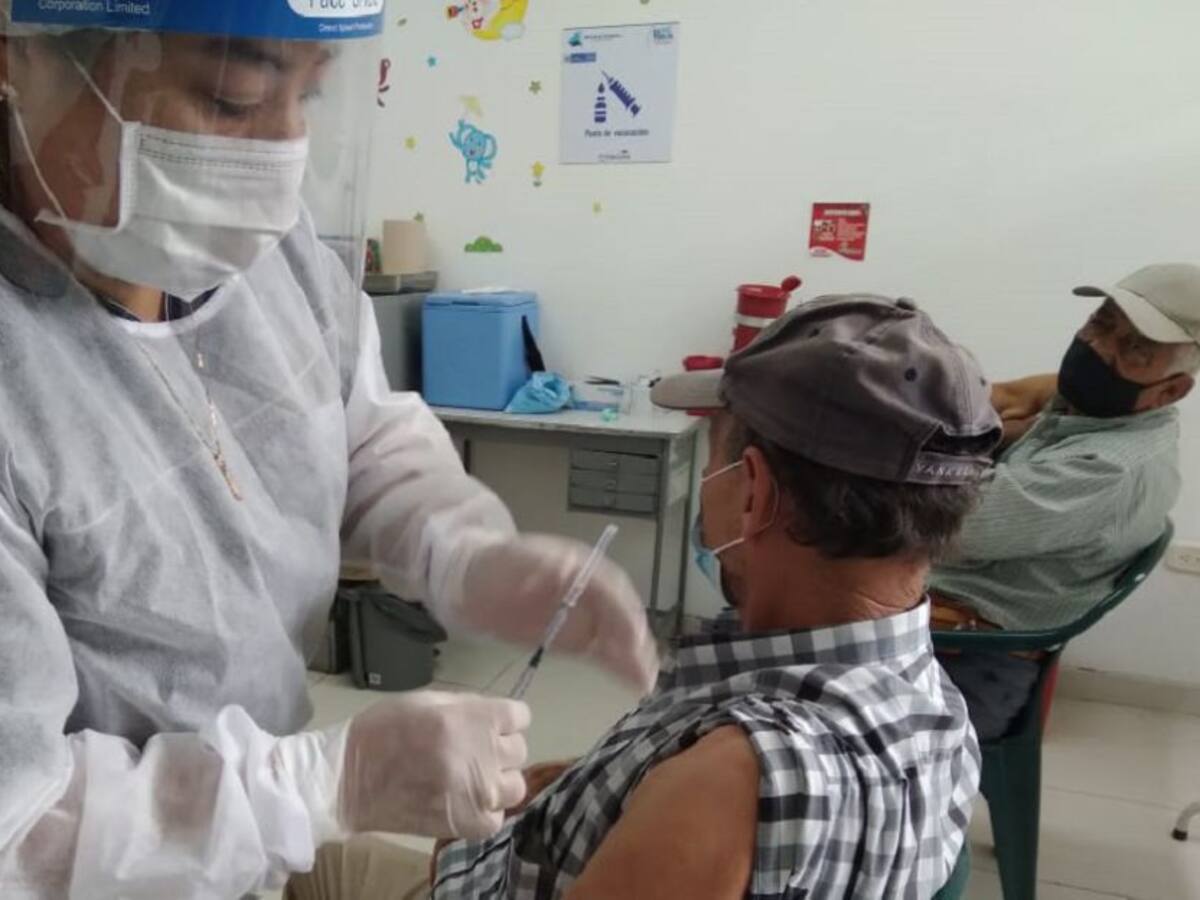 25 Presuntos colados en vacunación contra Covid y un fallecido vacunado