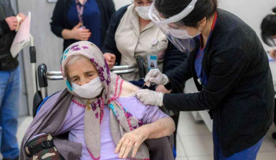 Vacunas Sinovac priorizadas para adultos mayores de 80 años