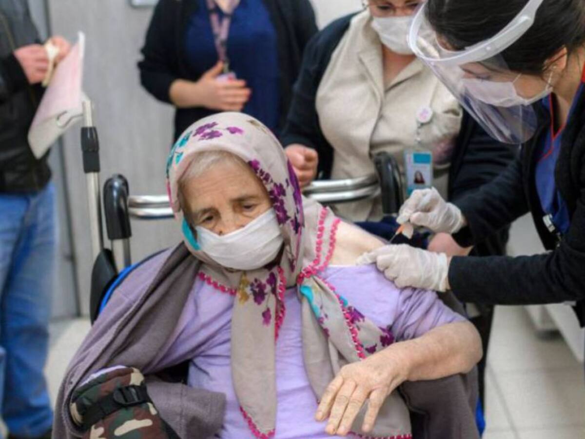 Desde esta semana comenzarán a vacunar a mayores de 80 años en Boyacá