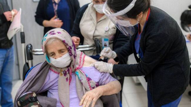 Vacunas Sinovac priorizadas para adultos mayores de 80 años