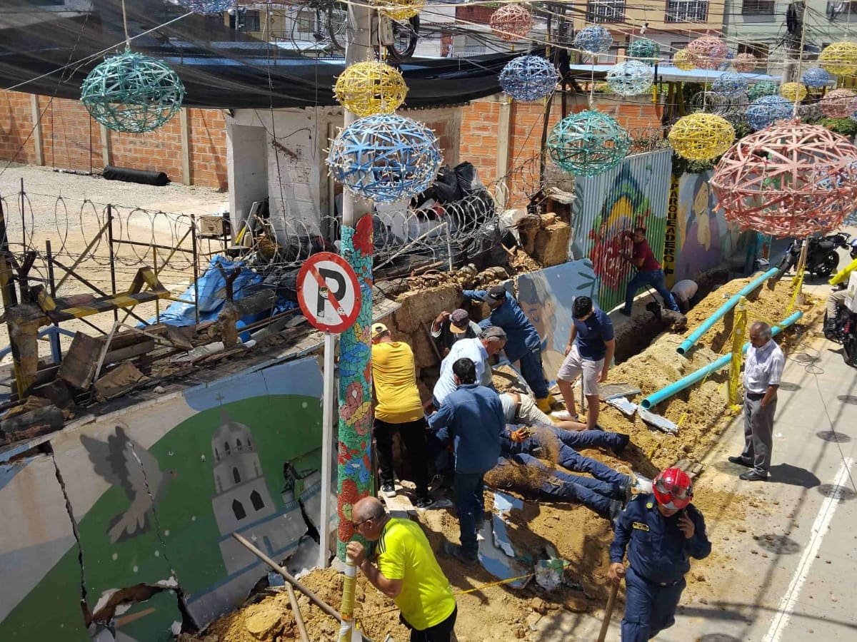 Rescatan a obrero atrapado bajo escombros tras colapso de un muro en Floridablanca
