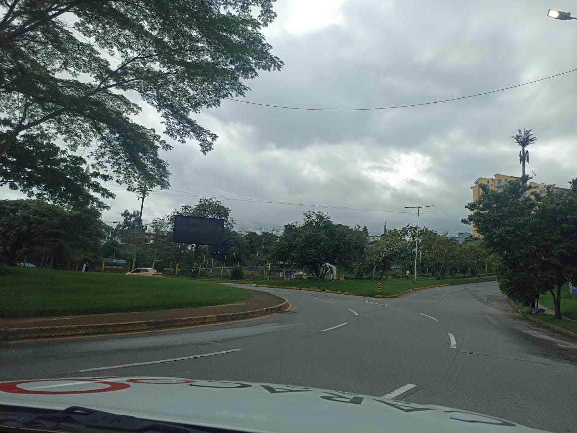 Días de cielo nublado en Armenia, glorieta del Bolo Club sobre la carrera 19. Foto: Adrián Trejos