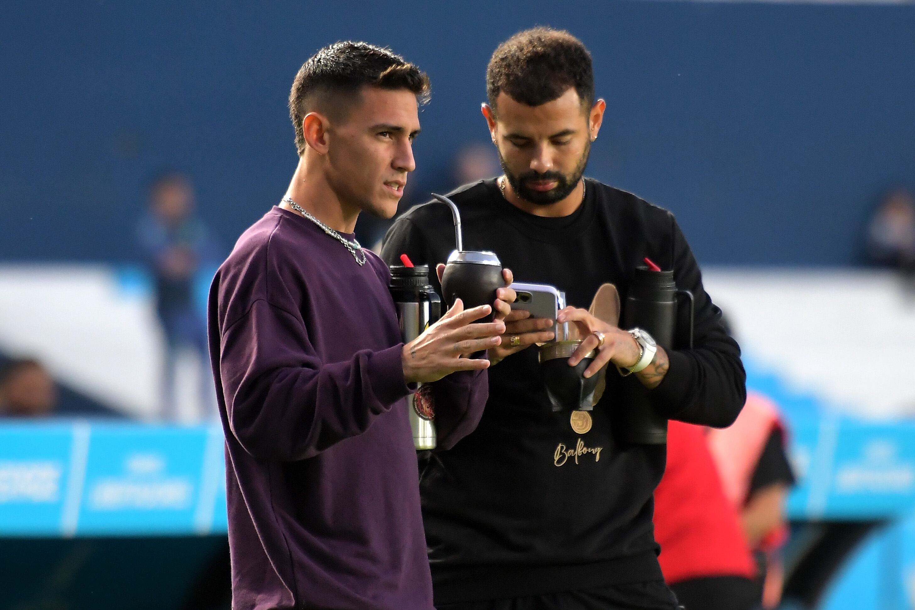 Edwin Cardona,en el banco de suplentes en el juego ante Aucas. (Photo by Marcelo Endelli/Getty Images)