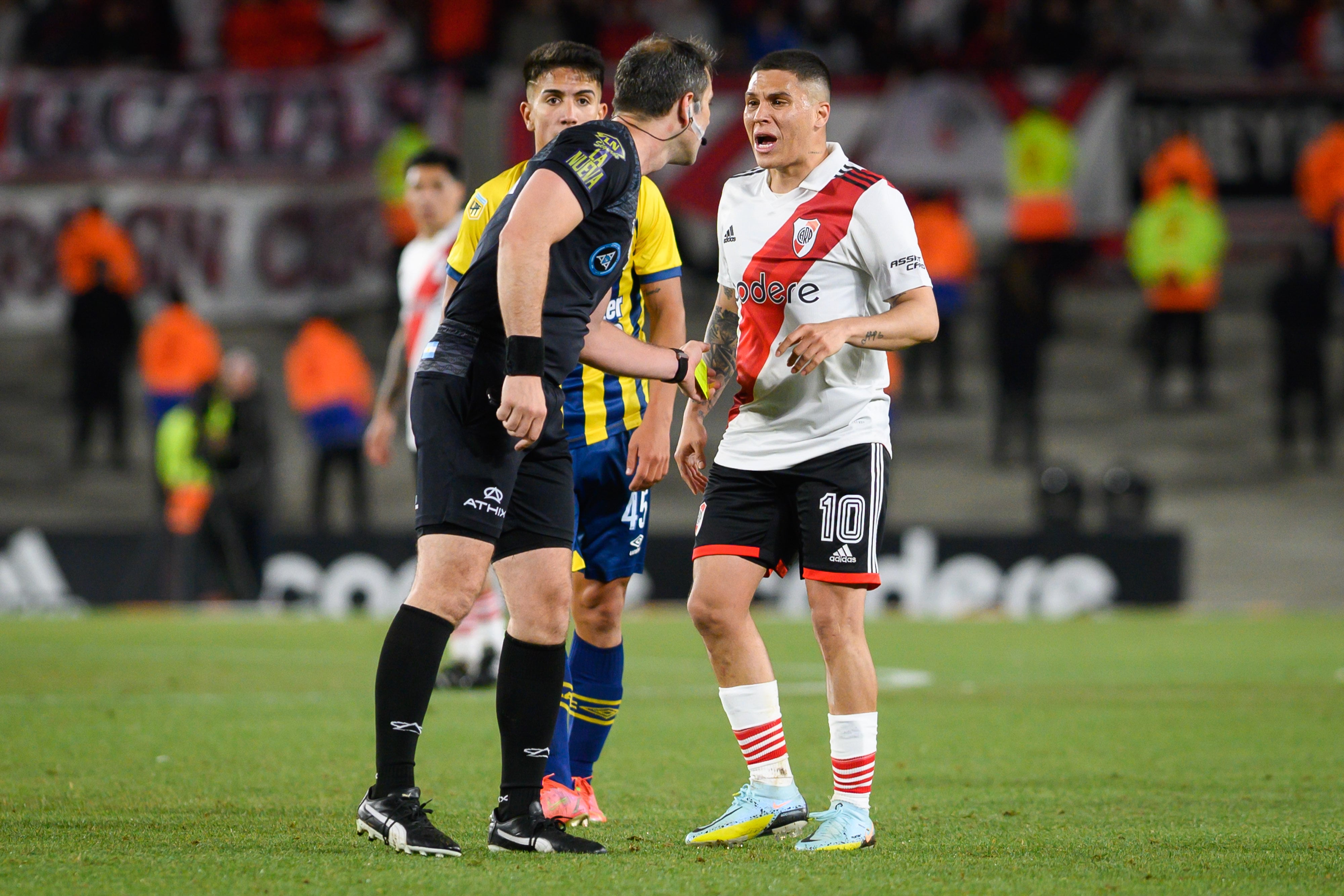 Juan Fernando Quintero discutiendo con el árbitro del River vs Rosario Central.