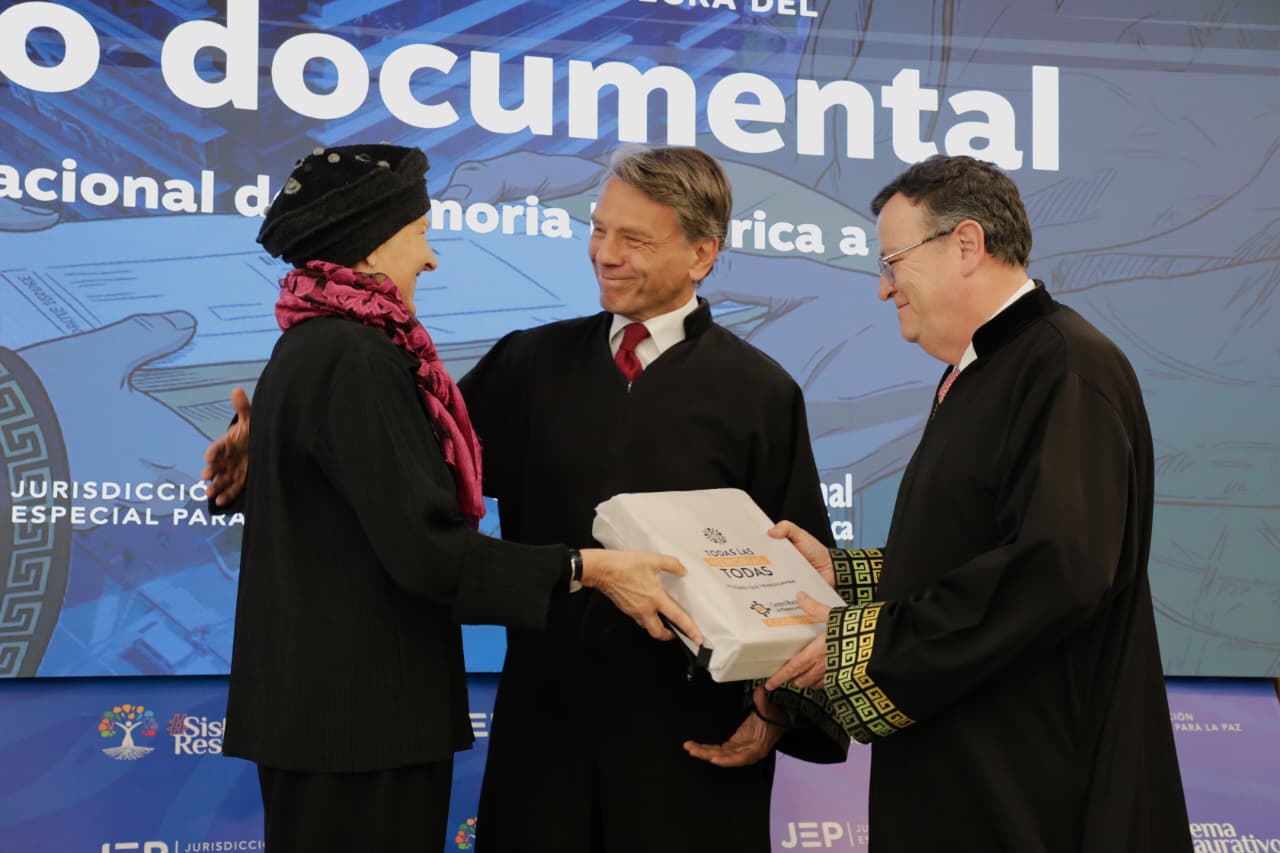 Entrega de archivo documental del Centro de Memoria Histórica a la JEP