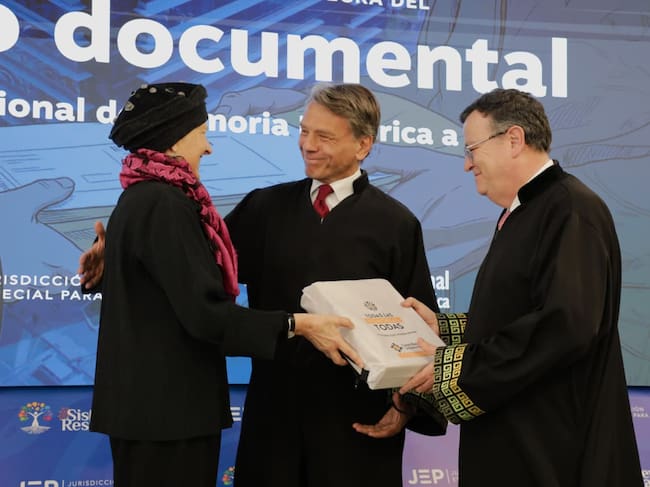 Entrega de archivo documental del Centro de Memoria Histórica a la JEP