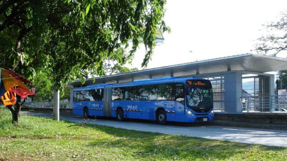 A botellazos fue atacado conductor de un bus del MIO