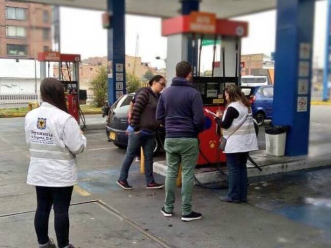 Bogotanos pierden casi $100 por galón al tanquear sus vehículos