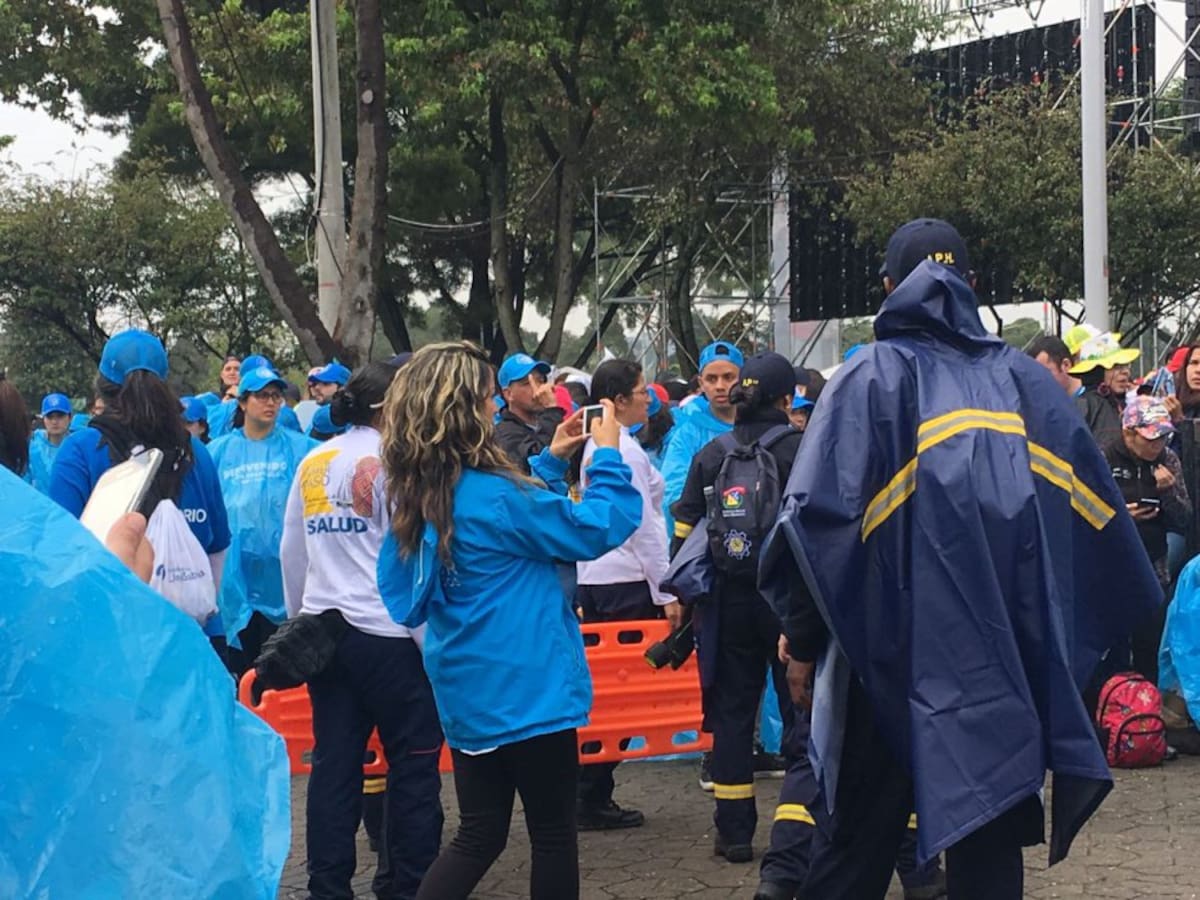 Con lluvia las personas esperan en el Parque Simón Bolívar al sumo pontífice