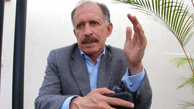 En plaza pública, el exmagistrado y actual candidato al Senado de la República usa insultos en medio de su discurso. Los asistentes a la reunión le aplauden. . Foto: Colprensa