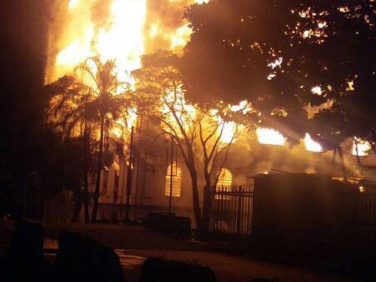 Incendio consume antiguo edificio El Molino en Cali