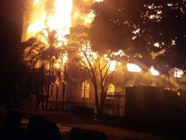 Incendio consume antiguo edificio El Molino en Cali