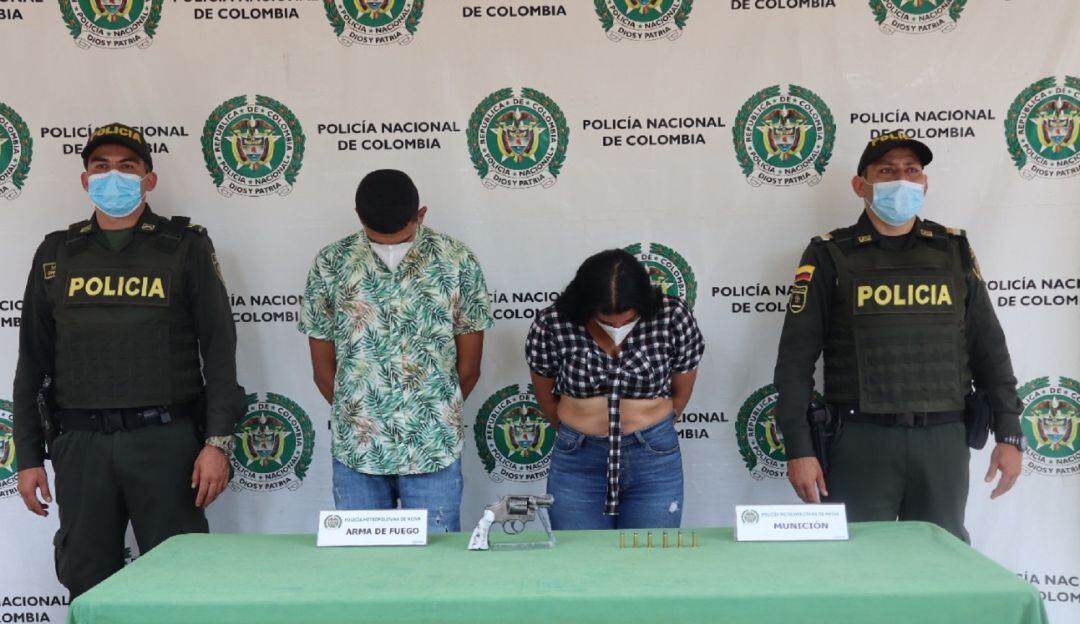 Se trata de una pareja quienes en motocicleta y con arma de fuego, presuntamente pretendían hurtar a un ciudadano en el sur de la ciudad.