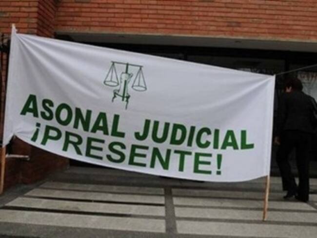 Congreso acusa al Gobierno de no interesarle mediación para solucionar paro