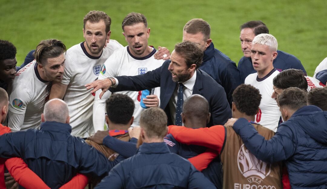 Southgate dándole indiciaciones a sus jugadores en Inglaterra vs Dinamarca de la Euro 2020