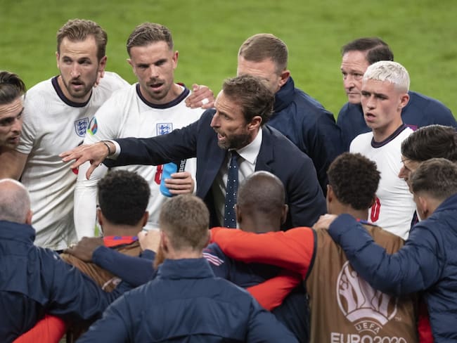 Southgate dándole indiciaciones a sus jugadores en Inglaterra vs Dinamarca de la Euro 2020
