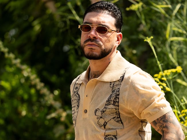 MILAN, ITALY - JUNE 20: Ryan Castro wears beige sunglasses, a beige and black printed short sleeved shirt, a black leather belt and brown wide leg trousers outside Pronounce during the Milan Fashion Week - Menswear Spring/Summer 2027 on June 20, 2026 in Milan, Italy. (Photo by Valentina Frugiuele/Getty Images)