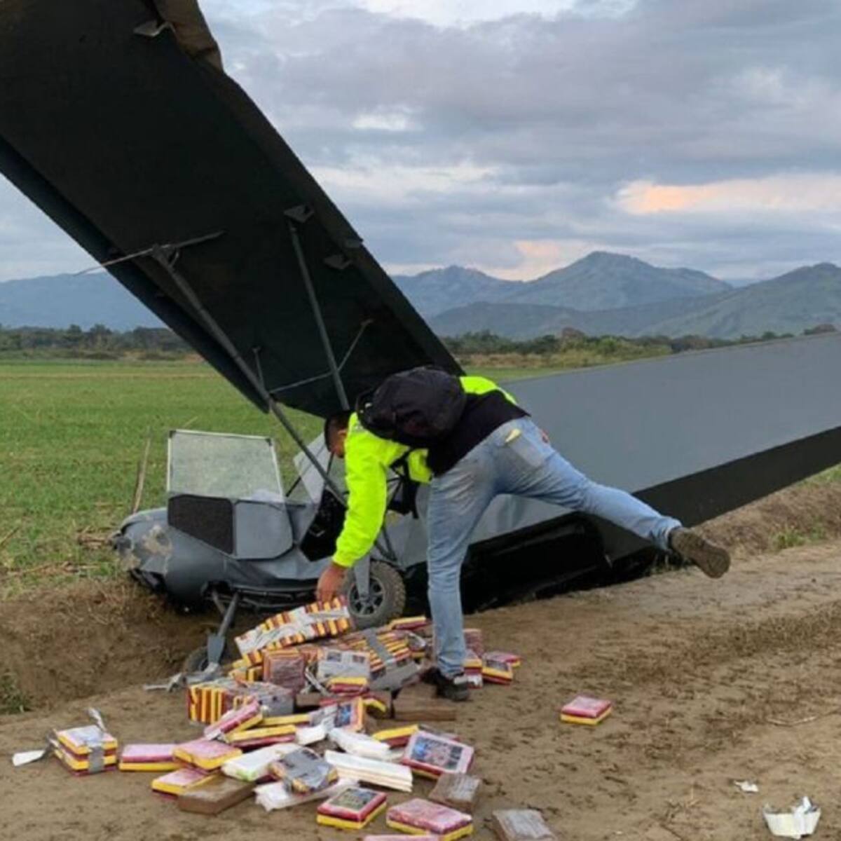 En pista clandestina en norte del Valle, hallan narcoavioneta artesanal