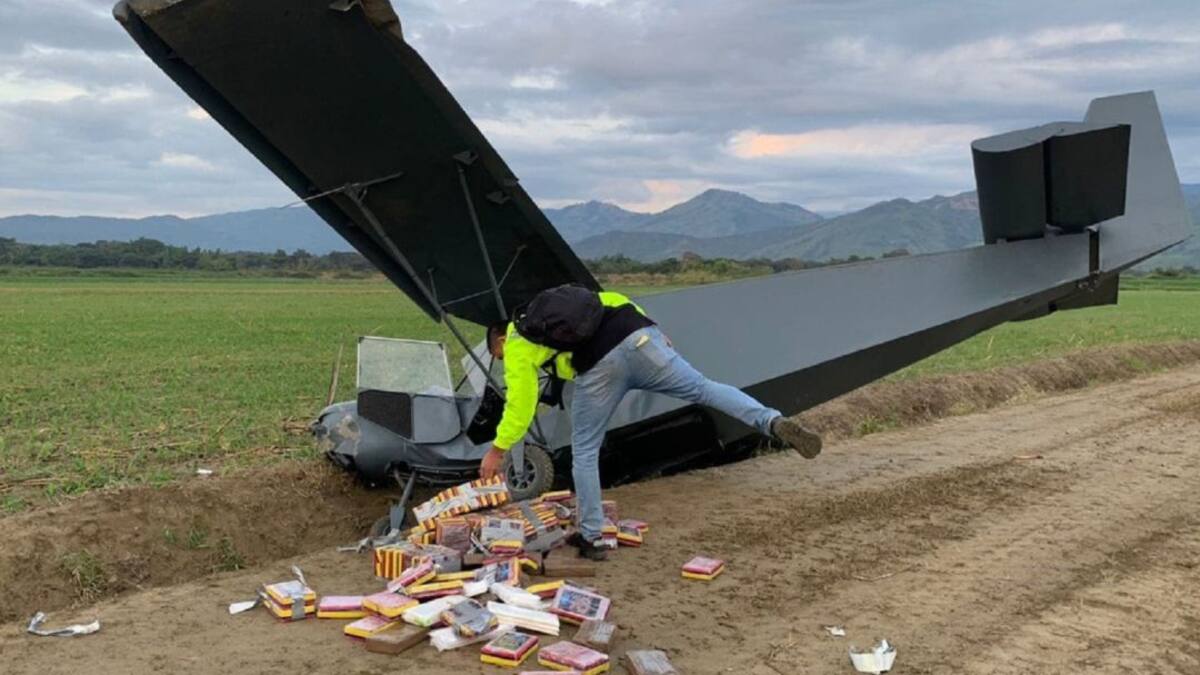 En pista clandestina en norte del Valle, hallan narcoavioneta artesanal