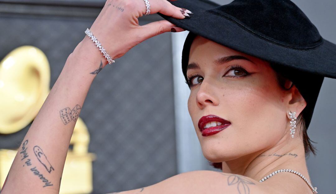 Halsey en la edición número 64 de los Grammy.