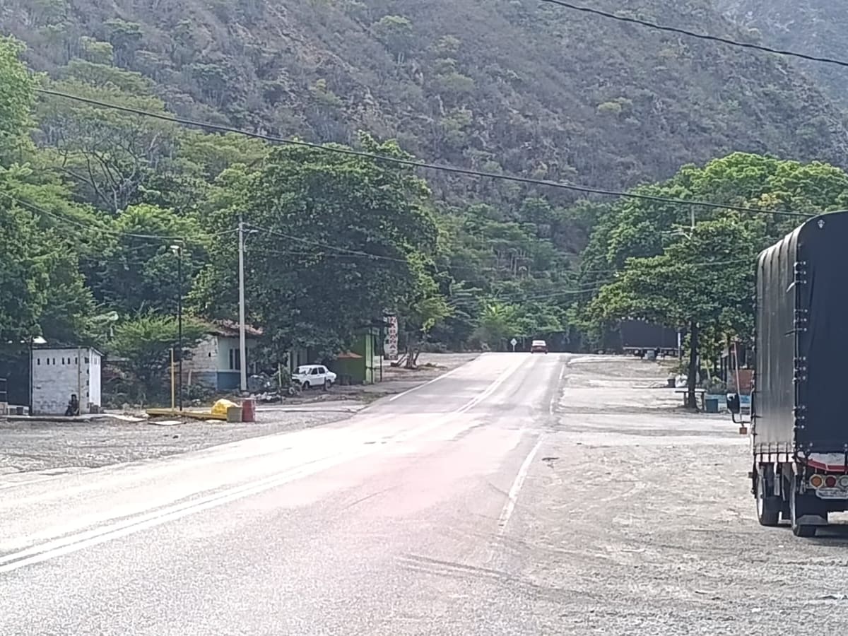 Preocupación en Pescadero, Santander: comerciantes en apuros porque no circulan tractomulas