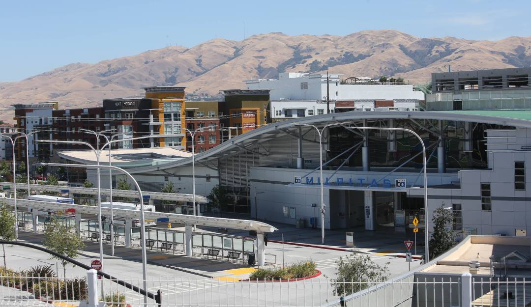 ¿Dejaría que un profesor del colegio de sus hijos viva en su casa?  Foto: Getty