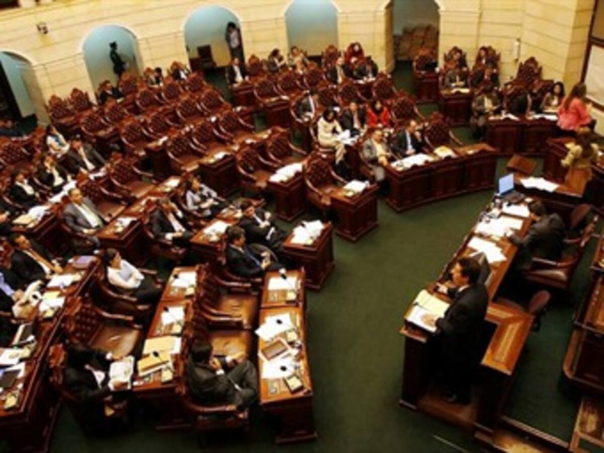 Senadores culpan del ausentismo al gobierno